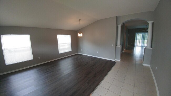 Building Photo - **$750 off 2nd months rent!!**   HUGE 2000 SQFT/4 Bed/2 bath/2 car garage with TONS of upgrades, ...
