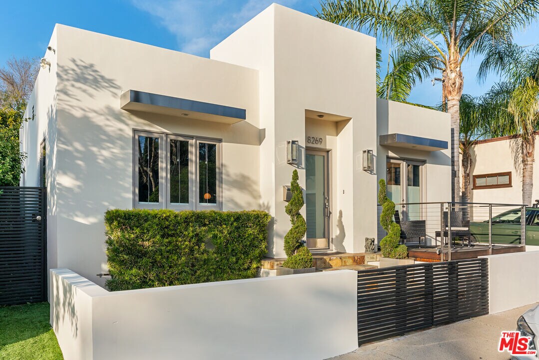 Foto principal - 8269 Romaine St