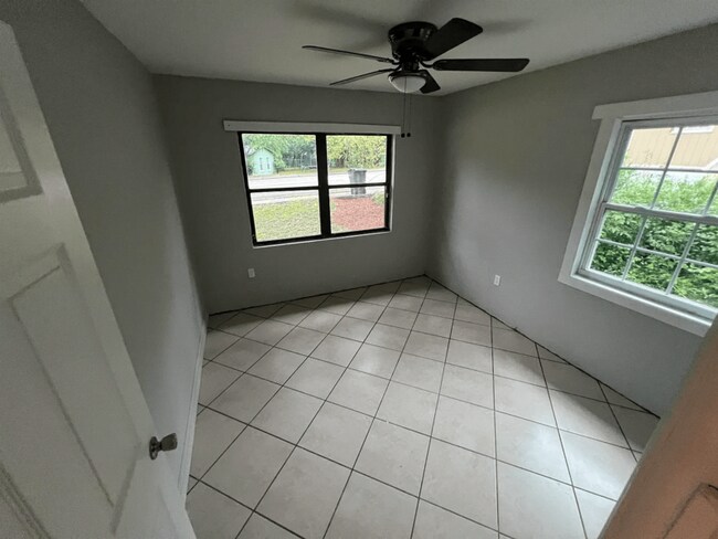 Foto del edificio - 1240 Levy Ave