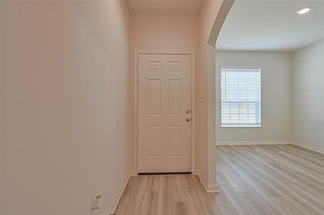 Building Photo - 553 Amberwood Pk Dr