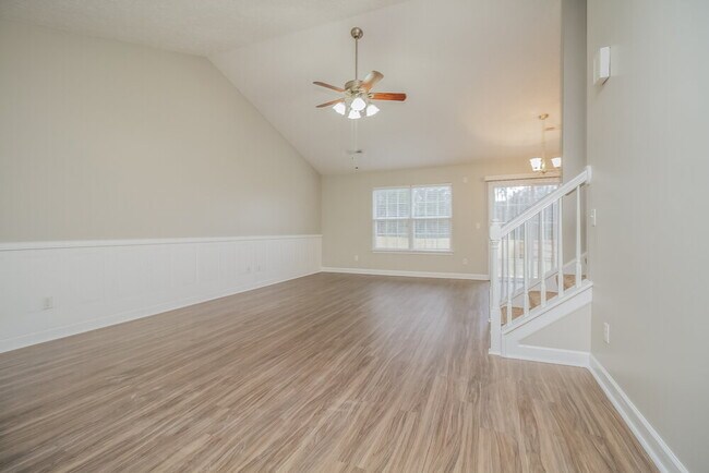 Building Photo - 8022 Meadowview Ln
