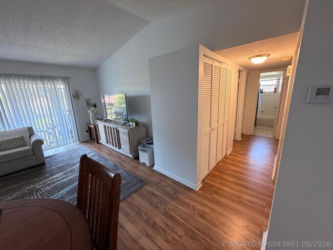 Foto del edificio - 9923 Three Lakes Cir
