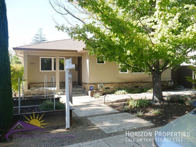 Building Photo - Unique 2 Bed 2 Bath + 2 dens 2,200sqft hom...