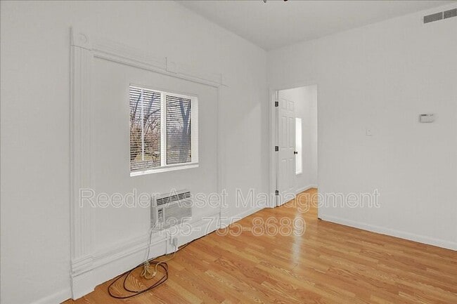Building Photo - 715 E Parker Ln