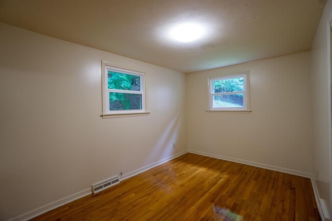 Building Photo - 3 Bedroom with New Kitchen, Bathroom and H...