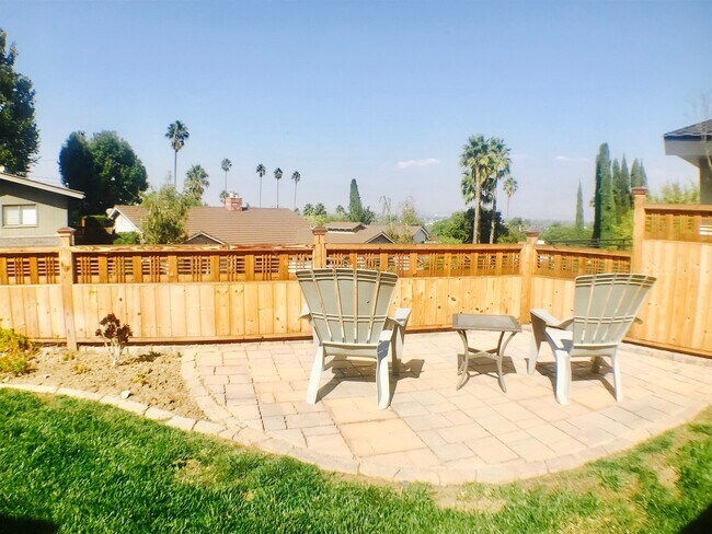 Building Photo - Hills of Studio City South of the boulevard