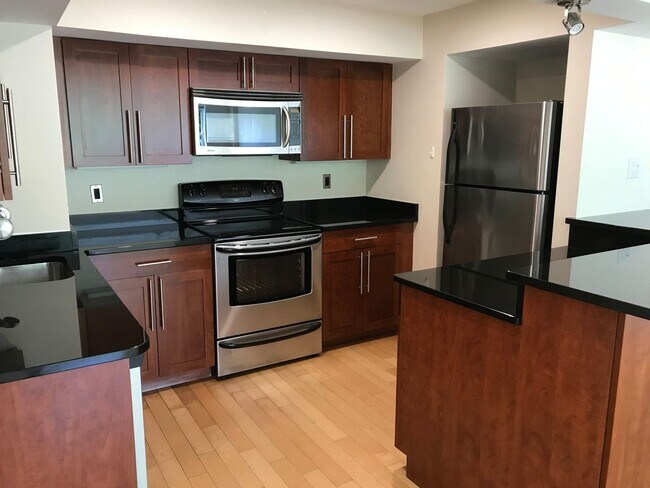 Building Photo - Great convenient location! Steps to Green ...
