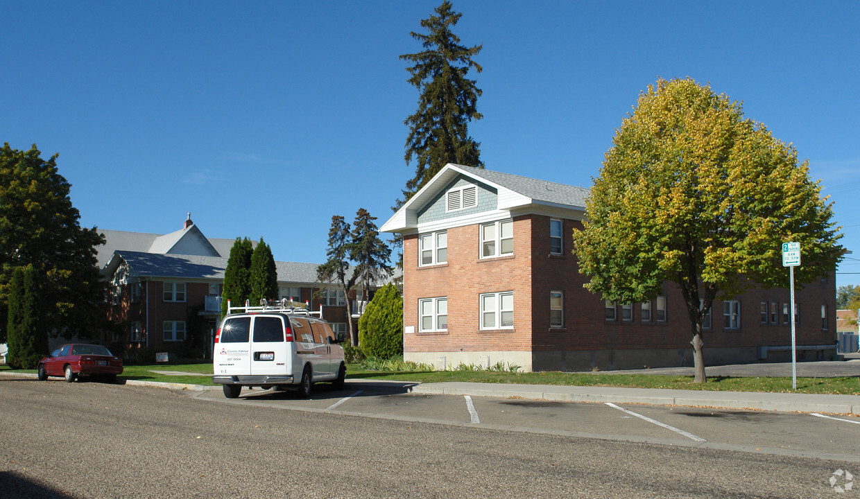 Primary Photo - Rosewood Apartments