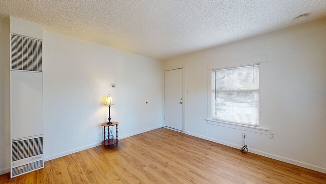 Foto del edificio - Charming Two Bedroom In the Heart of Downtown Kent !