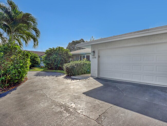 Building Photo - 1298 NW 4th St