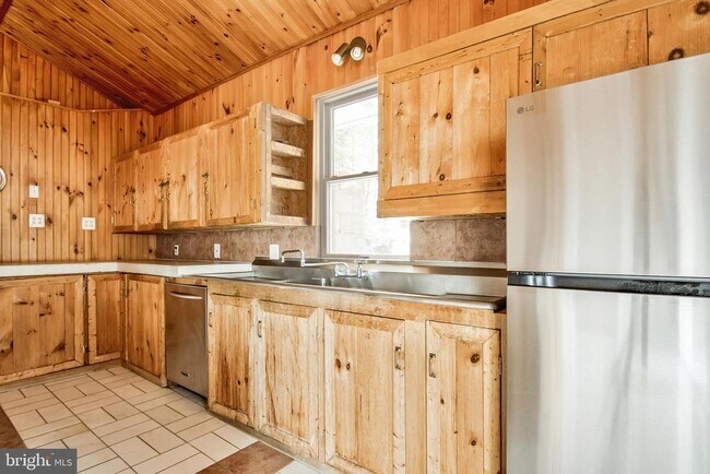 Foto del edificio - 6561 Shady Side Rd