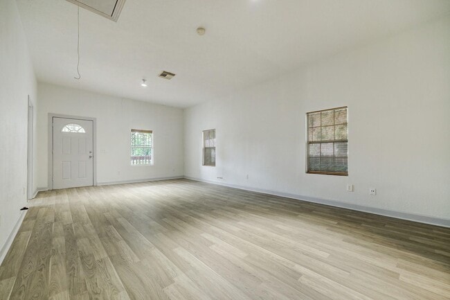 Building Photo - 1413 Hussion St