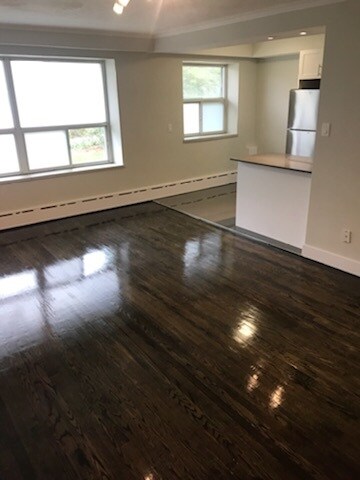 Photo du bâtiment - MIMICO WATERFRONT PARK, UNIQUE RENOVATED ART DECO BUILDING BY AWARD WINNING DESIGNER