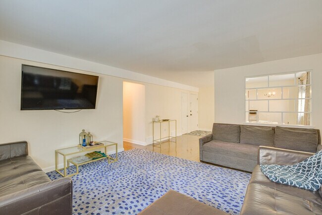 Foto del edificio - 8845 Lamon Ave