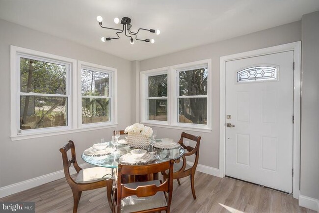 Building Photo - Convenient 3 Bedroom Abode with Parking!
