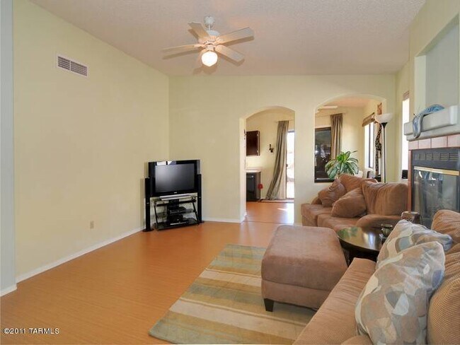 Foto del edificio - 6000 S Wood Crest Dr