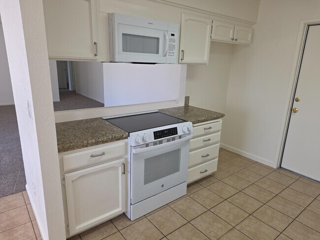 Foto del edificio - 4951 E Fillmore Ave