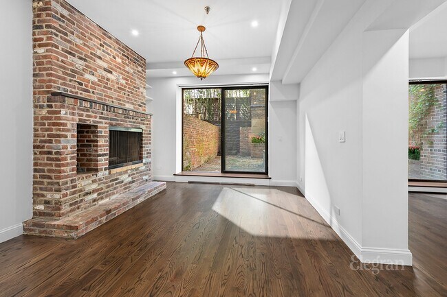 Building Photo - 838 Greenwich St