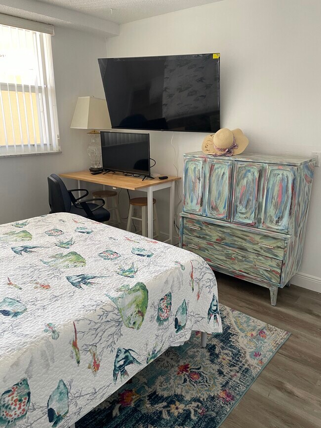 Guest room/office 55" smart TV - 105 Paradise Harbour Blvd