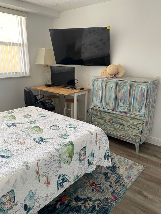 Guest room/office 55" smart TV - 105 Paradise Harbour Blvd