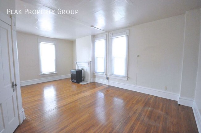 Foto del edificio - 248 1/2 W. 5th Avenue Front-