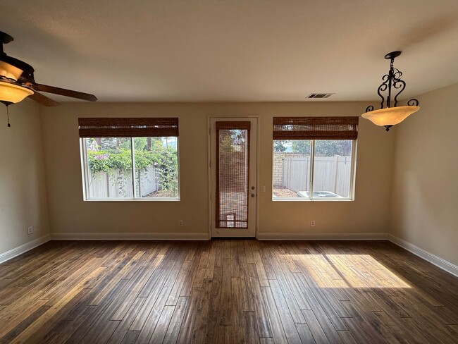 Building Photo - Cute Townhome near Camarillo High School