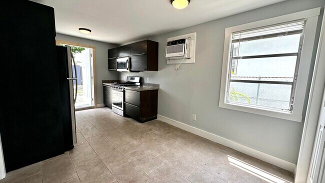 Building Photo - 318 S K St