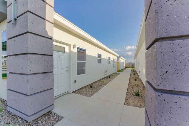 Building Photo - 4117 Walnut Ave