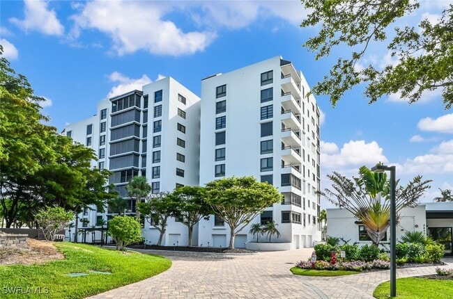 Building Photo - 2400 Gulf Shore Blvd N