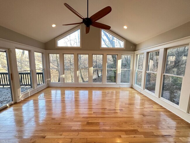 Foto del edificio - Beautiful Home off Timothy Available