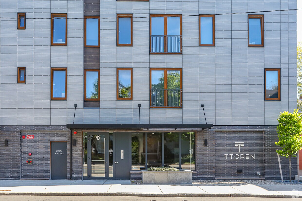 Entrada del edificio - Ttoren Flats