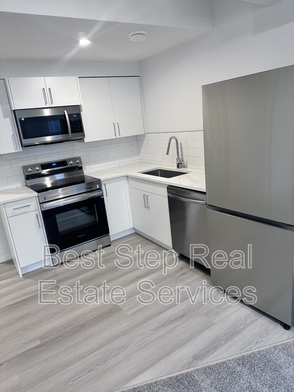 Photo du bâtiment - 7717-174A 174A Ave NW