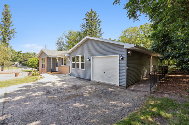 Building Photo - 1609 S River Rd