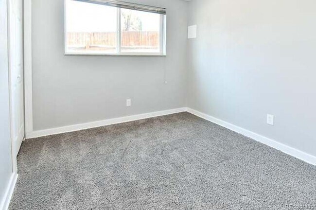 Foto del edificio - 3 Bedroom 2 Bathroom Condo in Lakewood!