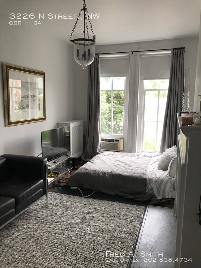 Building Photo - Charming Studio In Georgetown Available Now!