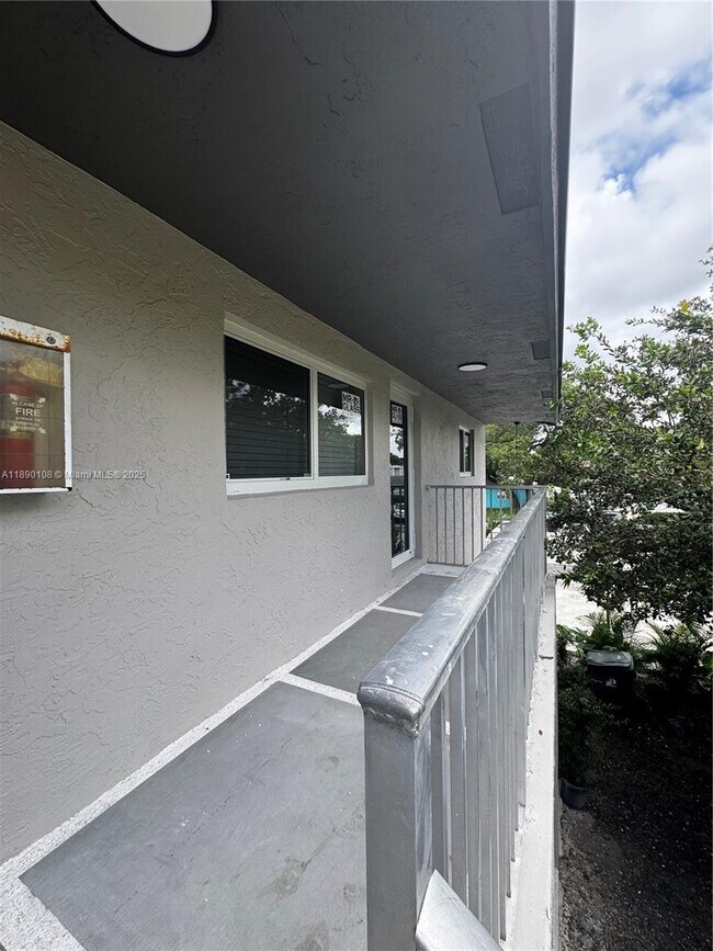 Foto del edificio - 1460 SW 24th Ct