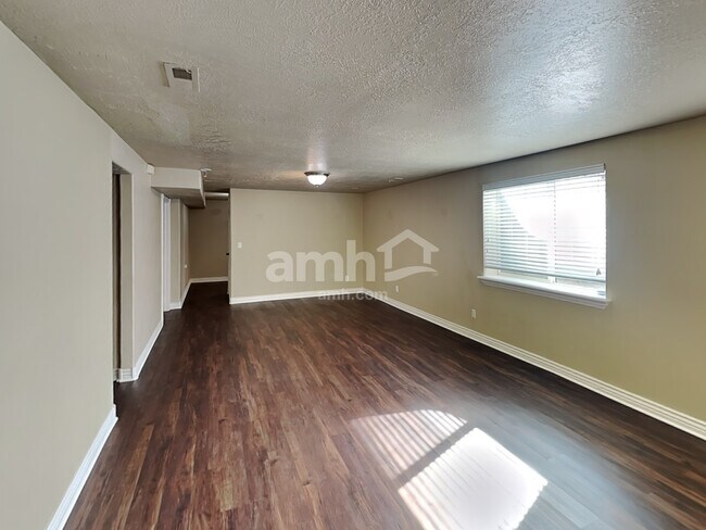 Building Photo - 1403 E 820 S