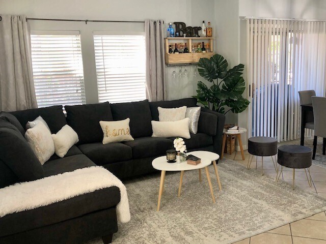 Totalmente amueblado - 3845 Wiggins Bay St