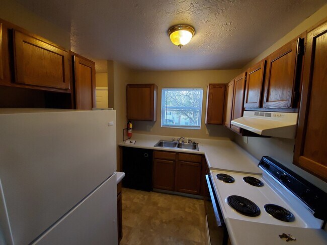 Foto del edificio - 4 Bedroom Available in July