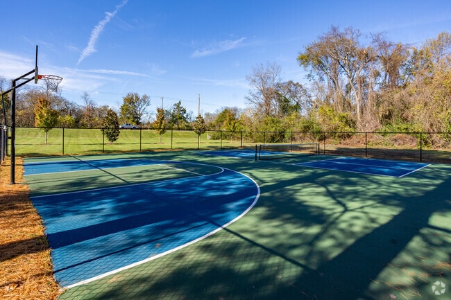 Pickleball Court - Rivermont Apartments