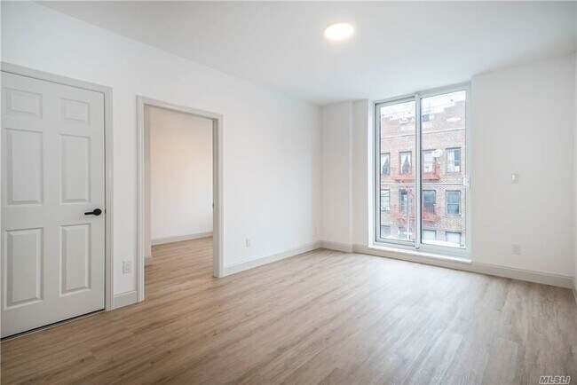 Foto del edificio - 88-56-88162 162nd St