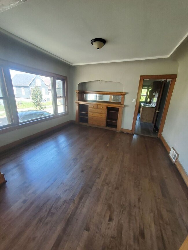 Foto del edificio - 5 Bedroom 2 Bathroom -  Single Family