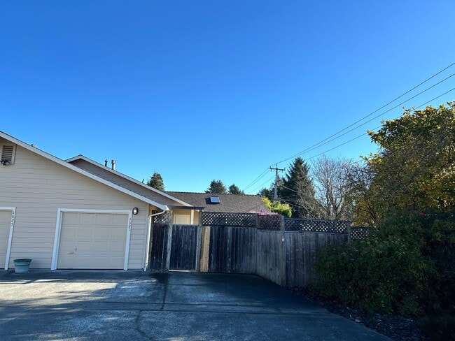 Building Photo - 1 Bedroom, 1 Bath Duplex – Sunny McKinleyville