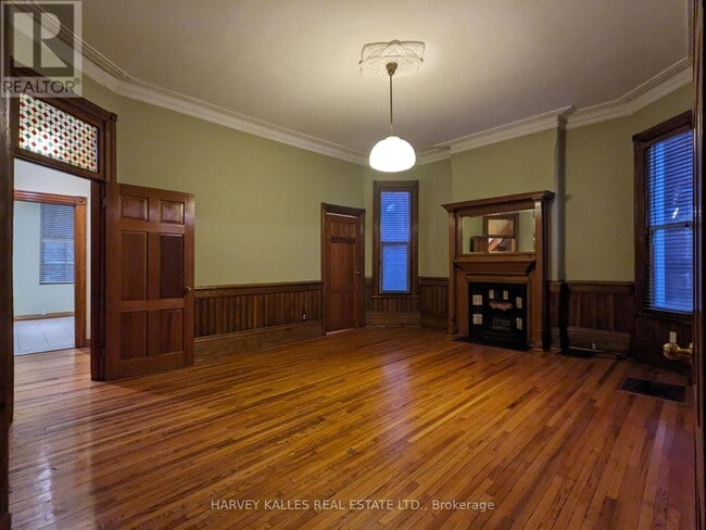 Building Photo - 600 Huron St