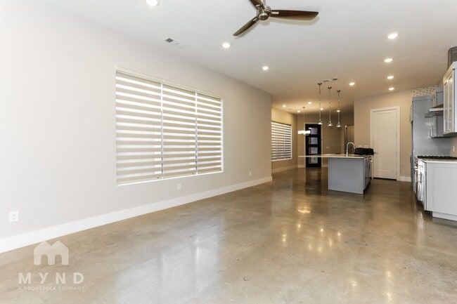 Building Photo - 2345 Vagas St