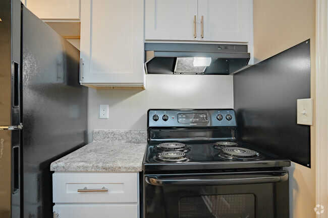 1BR, 1BA - 775SF - Kitchen - Belmont Crossing