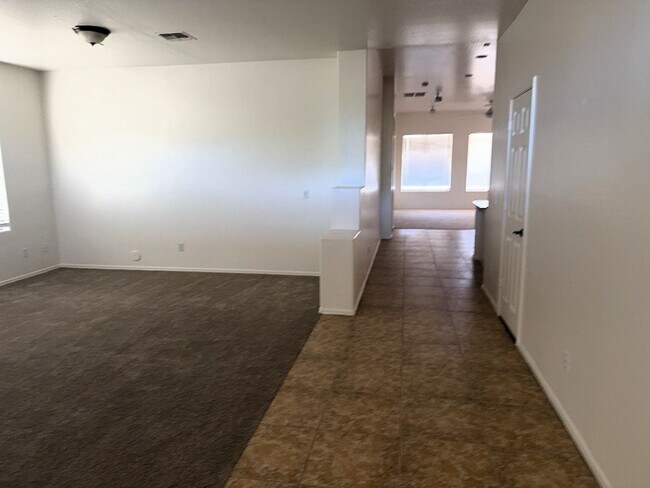Building Photo - 4 BEDROOM HOME IN LITCHFIELD MANOR WITH 3 ...