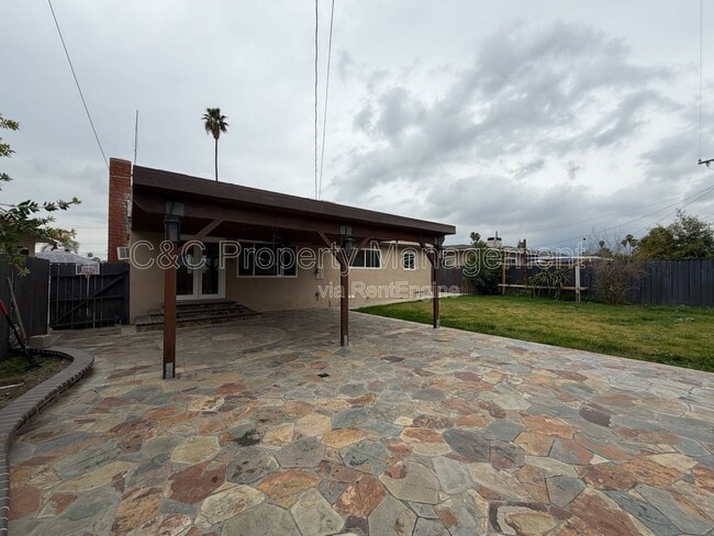 Foto del edificio - 1307 Pepper Tree Ln