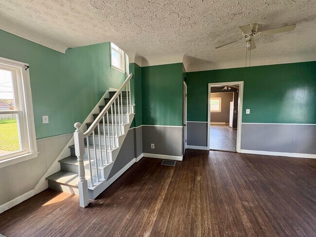 Foto del edificio - 425 Forest Rose Ave