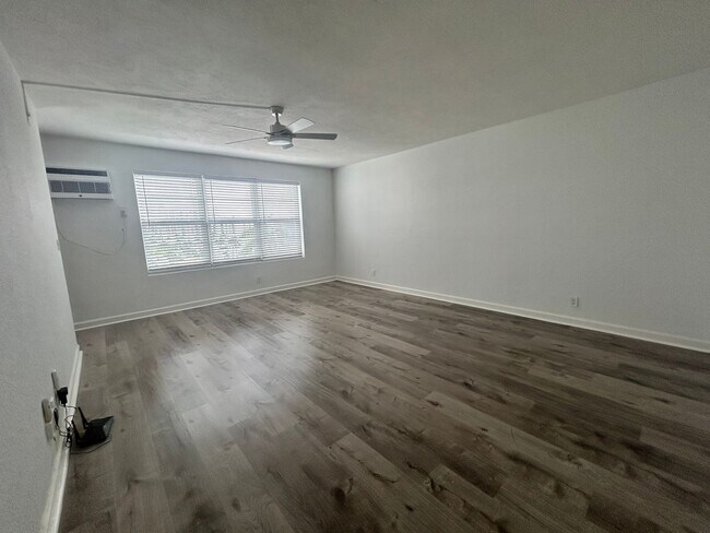 Foto del edificio - Updated 1 Bedroom 1 Bath Condo - Steps fro...